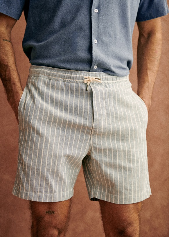 Short azul con rayas blancas best sale