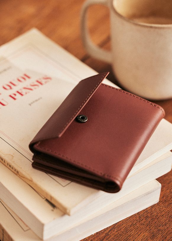 CALEE EMBOSSING LEATHER COIN CASE 財布 Cornell Coin Case - Camel - Leather - Sézane