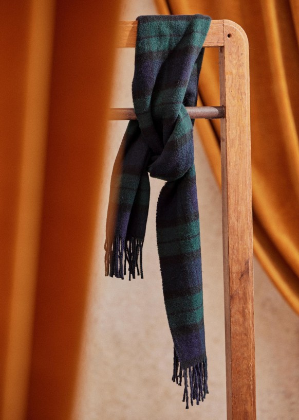 Enveloppez-vous de douceur avec cette écharpe gris chinée en cachemire,  laine et viscose.